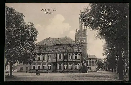 AK Dömitz i. M., Rathaus mit Vorplatz