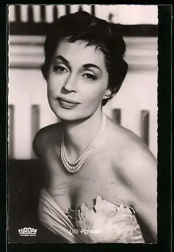 AK Schauspielerin Lilli Palmer, Portrait im Abendkleid mit Perlenkette in Zwischen Zeit und Ewigkeit