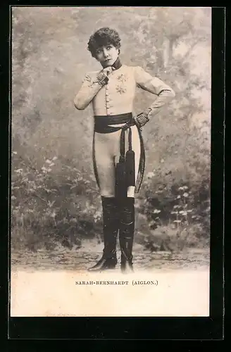 AK Schauspielerin Sarah Bernhardt, stehend in UNiform mit Orden
