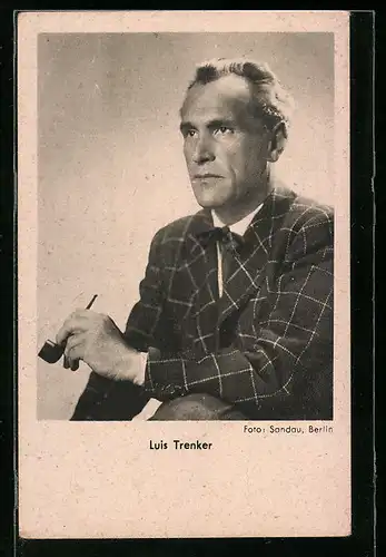 AK Schauspieler Luis Trenker, mit der Pfeife in der Hand portraitiert
