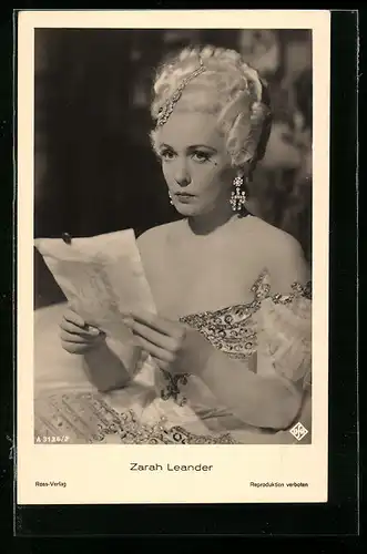 AK Schauspielerin Zarah Leander, im Abendkleid mit Schmuck im Haar und einem Brief in der Hand