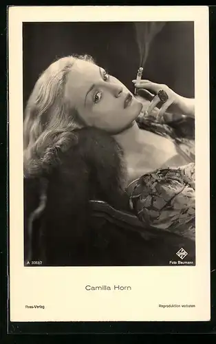AK Schauspielerin Camilla Horn, liegend mit Zigarette, der Blick in die Kamera gerichtet