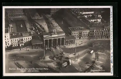 AK Berlin, Blick auf das Brandenburger Tor, den Pariser Platz und Unter den Linden, Fliegeraufnahme