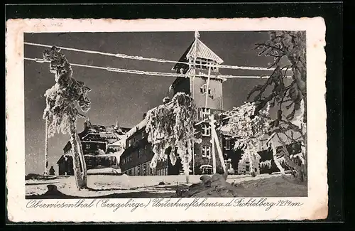 AK Oberwiesenthal im Erzgebirge, das Unterkunftshaus a. d. Fichtelberg im Schnee