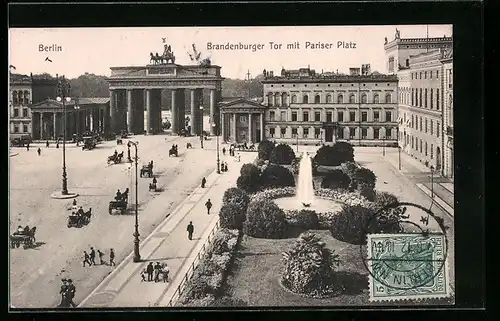 AK Berlin, Kutschen auf dem Pariser Platz vor dem Brandenburger Tor