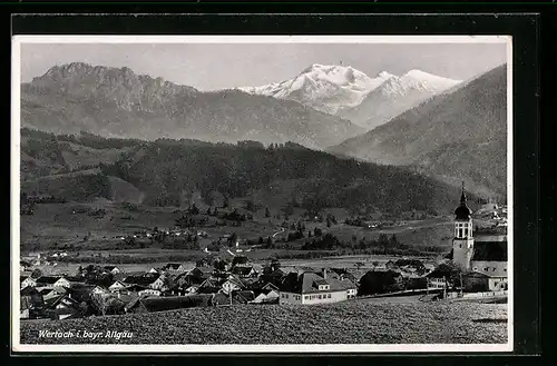 AK Wertach im bayr. Allgäu, Ortstotale mit der Kirche von den Feldern aus, Blick auf die Berge