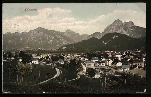 AK Füssen am Lech, Generalansicht der Stadt, Blick auf die Berge