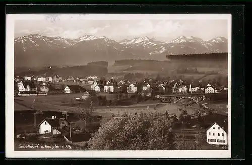 AK Schelldorf / Kempten, Ortspanorama, Blick gegen die Alpen