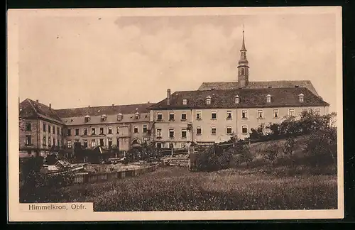 AK Himmelkron i. Obfr., Hausansicht mit Blick zum kirchturm