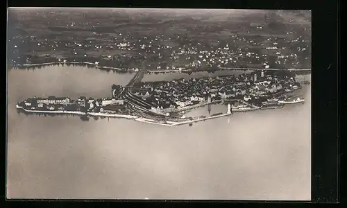 AK Lindau im Bodensee, Luftaufnahme der gesamten Stadt vom Flugzeug aus