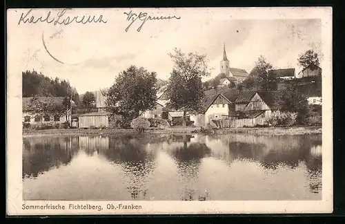 AK Fichtelberg in Ob-Franken, Blick auf die Hütten am Ufer und die Kirche darüber