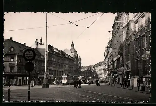 Foto-AK Chemnitz, Johannisplatz, Strassenbahnen und Fussgänger