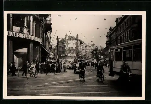 Foto-AK Chemnitz, Johannisplatz, Radfahrer und Strassenbahnen