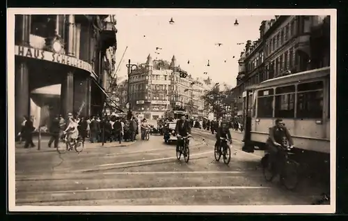 Foto-AK Chemnitz, Johannisplatz, Strassenbahenn und Radfahrer