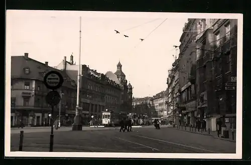 Foto-AK Chemnitz, Strassenbahnen und Fussgänger auf dem Johannisplatz