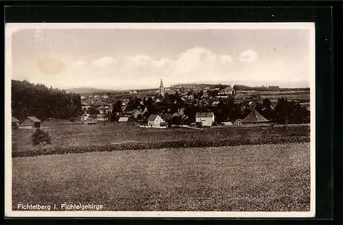AK Fichtelberg im Fichtelgebirge, Panorama der Stadt mit der Kirche im Zentrum