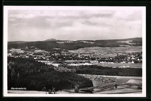 AK Marktredwitz im Fichtelgebirge, Ortstotale mit Blick über den Wald