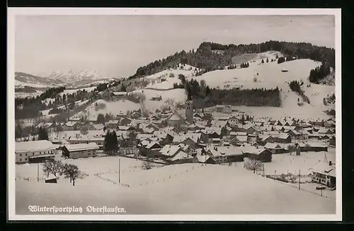 AK Oberstaufen, Generalansicht der Stadt im Schnee, Blick zur Kirche