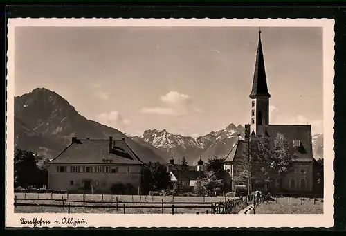 AK Sonthofen im Allgäu, Blick auf den Kirchturm und die Berge dahinter