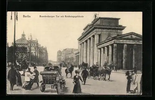 AK Berlin, Brandenburger Tor mit Reichstagsgebäude, Passanten und Kutschen als Fotomontage