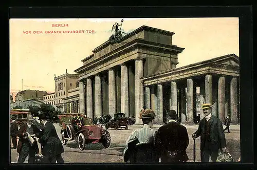 AK Berlin, Brandenburger Tor, Passanten und Autos als Fotomontage