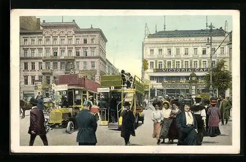 AK Berlin, Unter den Linden, Passanten und Busse am Victoria Cafe als Fotomontage