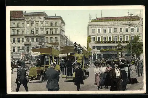 AK Berlin, Unter den Linden, Passanten und Busse als Fotomontage vor dem Victoria Cafe