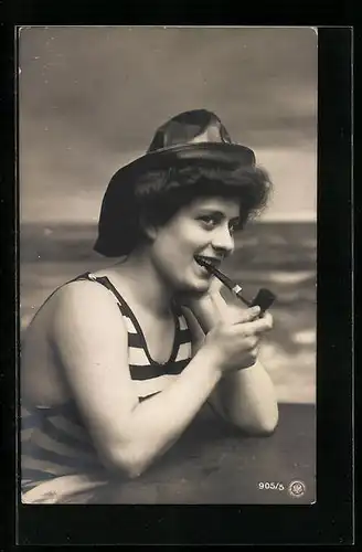 AK Frau mit Pfeife im Mund im Badeanzug am Strand