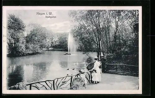 AK Hagen i. W., Besucher im Stadtgarten