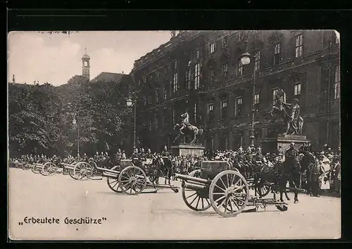 AK Berlin, Soldatenparade auf Pferden mit erbeuteten Geschützen, Schlossplatz