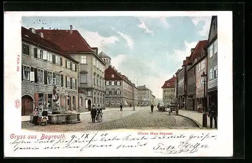 AK Bayreuth, Passanten am Brunnen in der Oberen Max STrasse