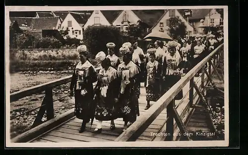 AK Festumzug auf der Brücke, Schwarzwälder Tracht aus dem Kinzigtal