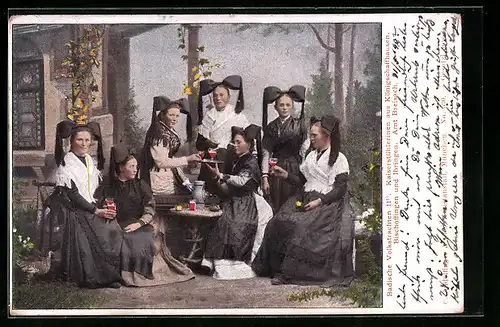 AK Junge Frauen in Schwarzwälder Tracht sitzen bei Wein zusammen