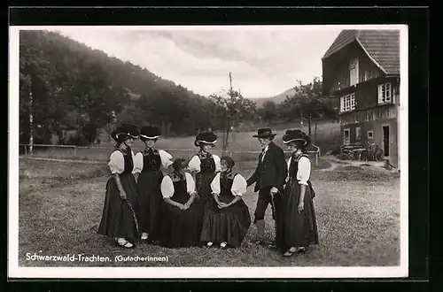 AK Gutacherinnen vor dem Haus in Schwarzwälder Tracht