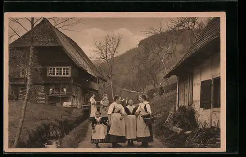 AK Wolfach, Junge Mädchen mit Korb in Schwarzwälder Tracht