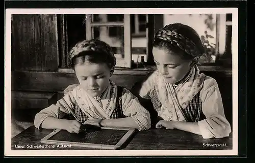AK Schularbeit unter Schwesterchens Aufsicht, Schwarzwälder Tracht