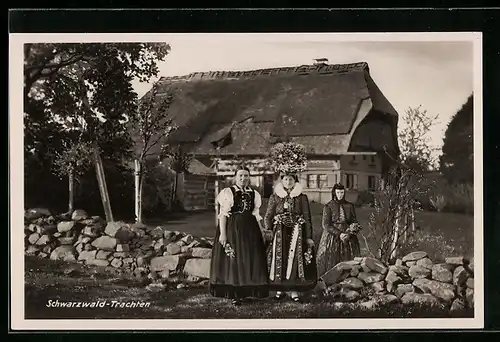 AK Junge Frauen vor dem Haus in Schwarzwälder Tracht