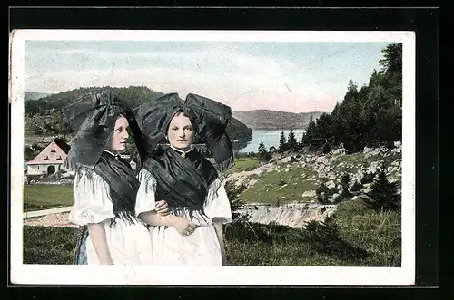 AK Zwei junge Mädchen vor idyllischer Landschaft in Schwarzwälder Tracht