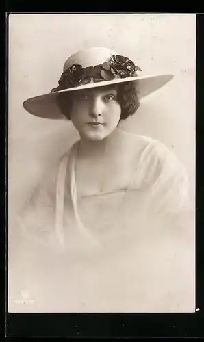 Foto-AK RPH SBW 6469 /70: Junge Dame mit sommerlichen Hut