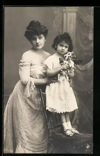 Foto-AK RPH SBW 587 /88: Junge Frau mit der Tochter und einem Strauss Mageriten