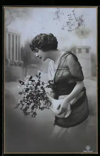 Foto-AK RPH SBW 5923 /24: Junge Frau mit einer Vase voller Blumen