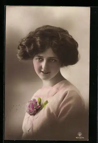 Foto-AK RPH SBW 4513 /14: Junge Frau mit Blume am Kleid