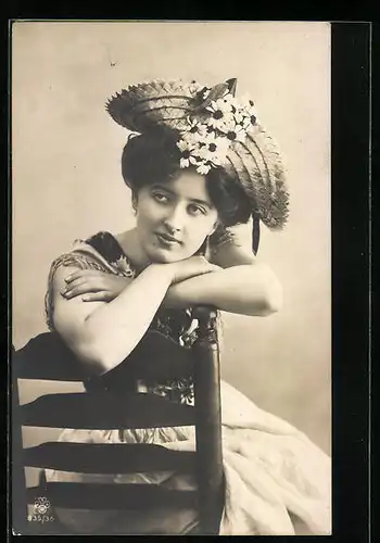 Foto-AK RPH SBW 635 /36: Junge Frau mit Hut auf einem Stuhl