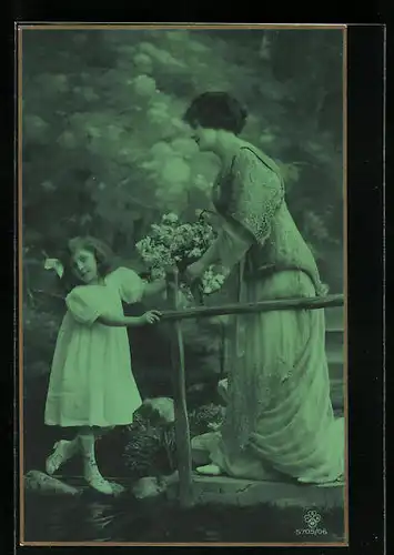 Foto-AK RPH SBW 5705 /06: Mutter und Tochter mit einem Strauss Blumen