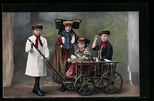 AK Kinder posieren mit Karren in Schaumburg-Lippischer Landestracht