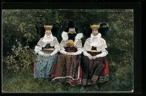 AK Drei Frauen posieren in Schaumburg-Lippischer Landestracht