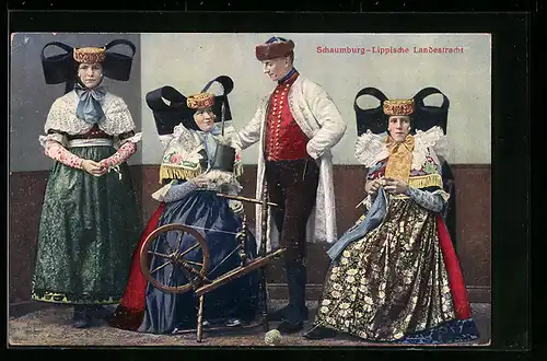 AK Junger Mann posiert mit Frauen bei der Handarbeit, Tracht Schaumburg-Lippe, Spinnrad und Strickwerk