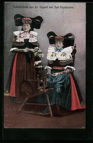 AK Zwei Frauen am Spinnrad und mit Strickwerk, Tracht Schaumburg-Lippe
