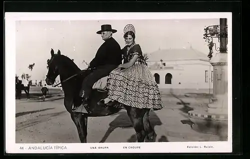 AK Andalucía Típica, Una grupa, en Croupe, Paar in spanischer Tracht auf Pferd