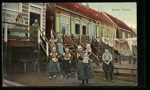 AK Kinder vor dem Haus in niederländischer Tracht